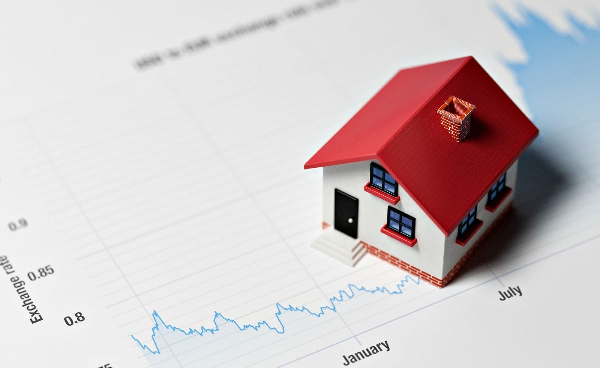 Real Estate vs. Stocks: Which is better?